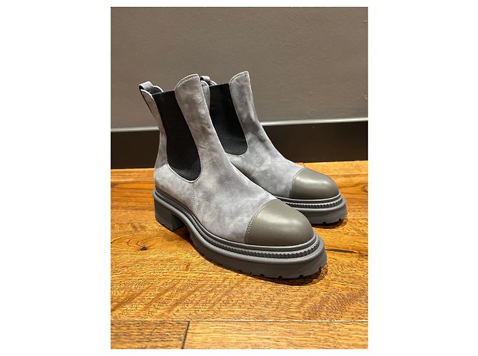 Botas Chelsea de camurça e couro cinza da Chanel com bico arredondado - vista 2