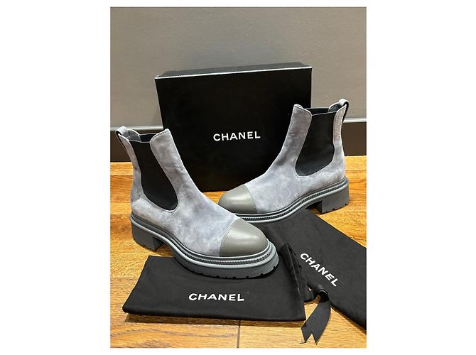 Botas Chelsea de camurça e couro cinza da Chanel com bico arredondado - vista 3