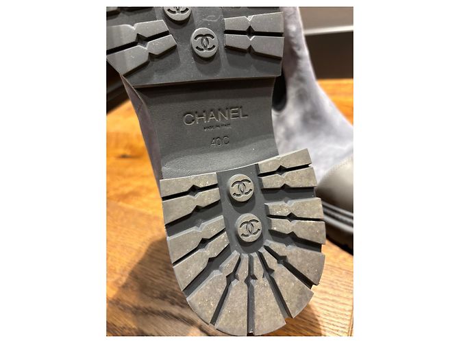 Botas Chelsea de camurça e couro cinza da Chanel com bico arredondado - vista 4
