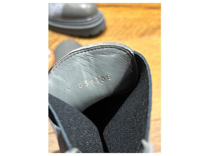 Botas Chelsea de camurça e couro cinza da Chanel com bico arredondado - vista 5