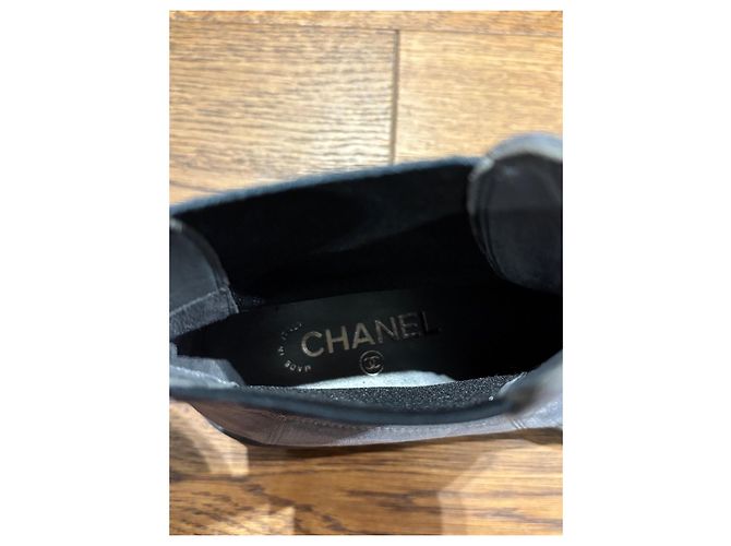 Botas Chelsea de camurça e couro cinza da Chanel com bico arredondado - vista 6