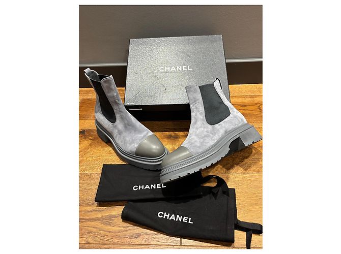 Botas Chelsea de camurça e couro cinza da Chanel com bico arredondado - vista 7
