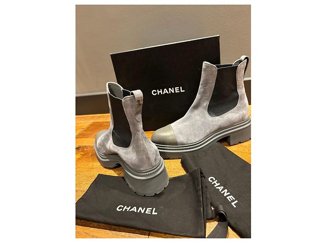 Botas Chelsea de camurça e couro cinza da Chanel com bico arredondado - vista 8