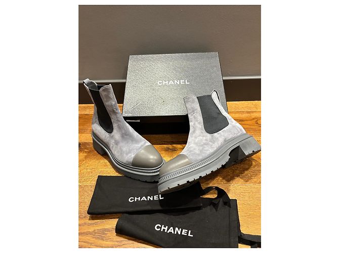Botas Chelsea de camurça e couro cinza da Chanel com bico arredondado - vista 9