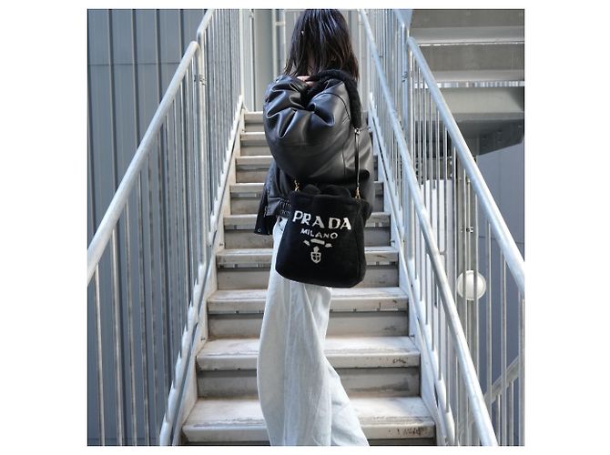 Borsa 2 in 1 in shearling e pelliccia di pecora con logo Prada Nero - vista 18