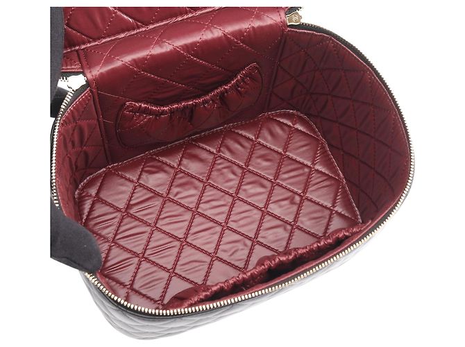 Schwarze CC Stepp-Lammleder Vanity Bag von Chanel - Ansicht 3