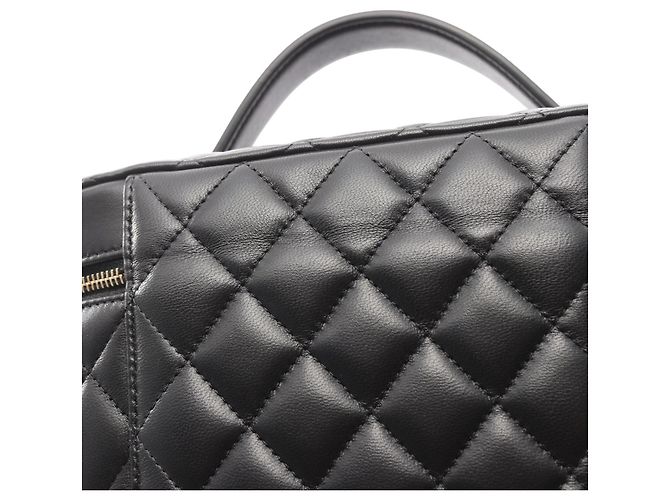 Schwarze CC Stepp-Lammleder Vanity Bag von Chanel - Ansicht 9