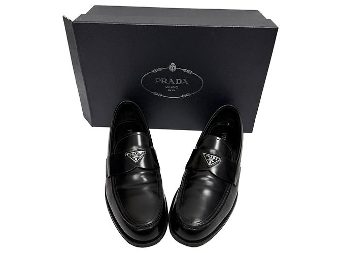Mocassini in pelle di vitello nera con placca logo Prada Nero - vista 11