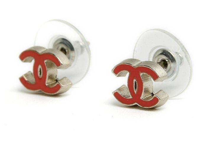 Chanel 2005 Orecchini Micro in Metallo Argento CC con Smalto Rosso - vista 2