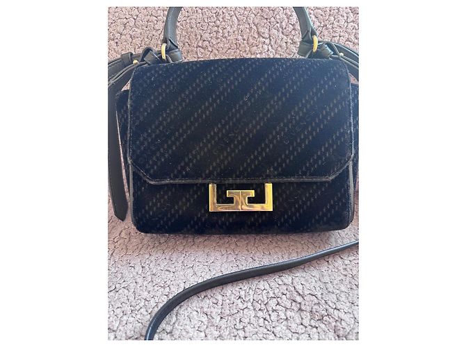 Sac Eden de Givenchy en velours noir avec fermeture 'G' - vue 2