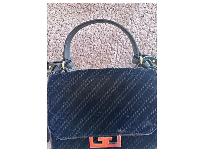 Sac Eden de Givenchy en velours noir avec fermeture 'G' - vue 3
