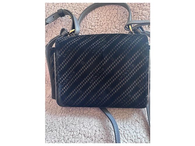 Sac Eden de Givenchy en velours noir avec fermeture 'G' - vue 4