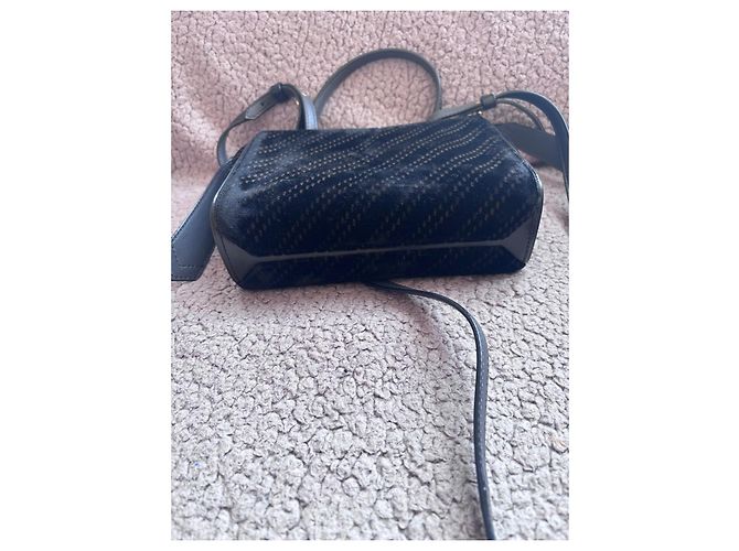 Sac Eden de Givenchy en velours noir avec fermeture 'G' - vue 5