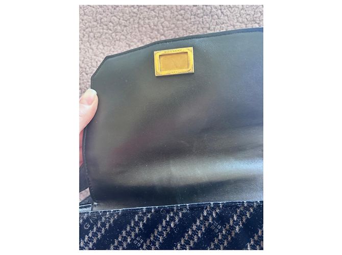 Sac Eden de Givenchy en velours noir avec fermeture 'G' - vue 7
