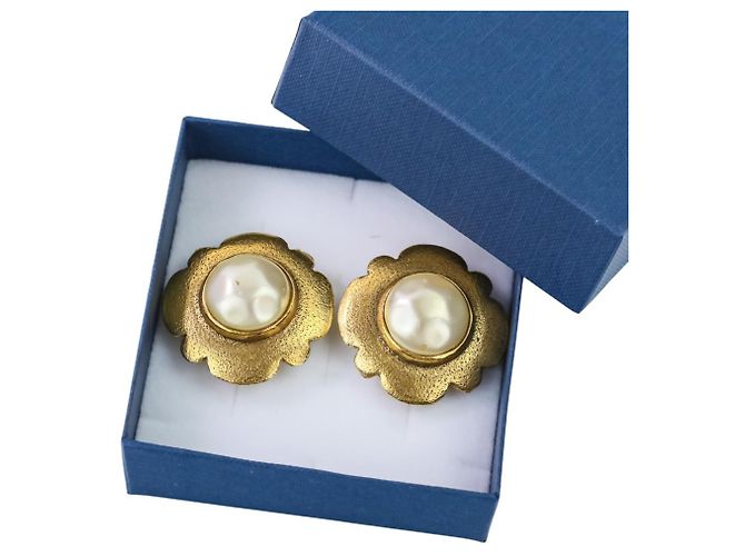 Vintage Chanel Clip-Ohrringe aus Gold mit Kunstperlen Golden - Ansicht 11