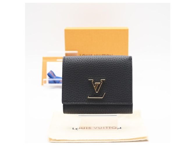 Billetera Tiny Capucines en Taurillon Louis Vuitton Negro - vista 2