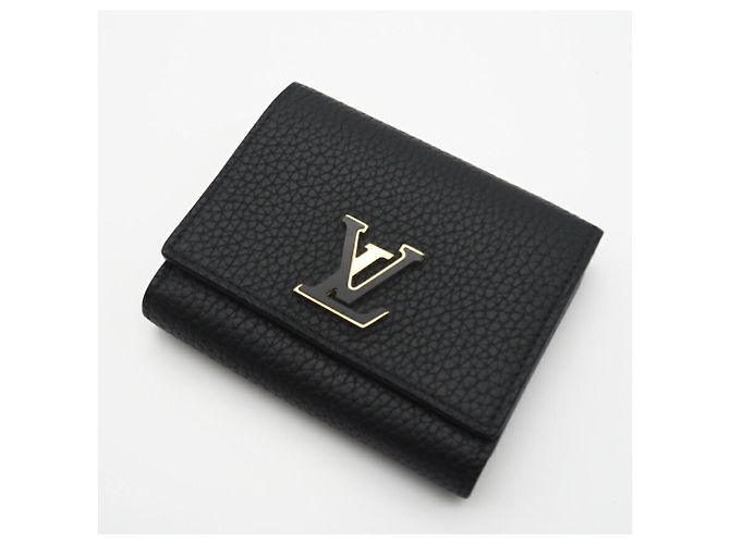 Billetera Tiny Capucines en Taurillon Louis Vuitton Negro - vista 3