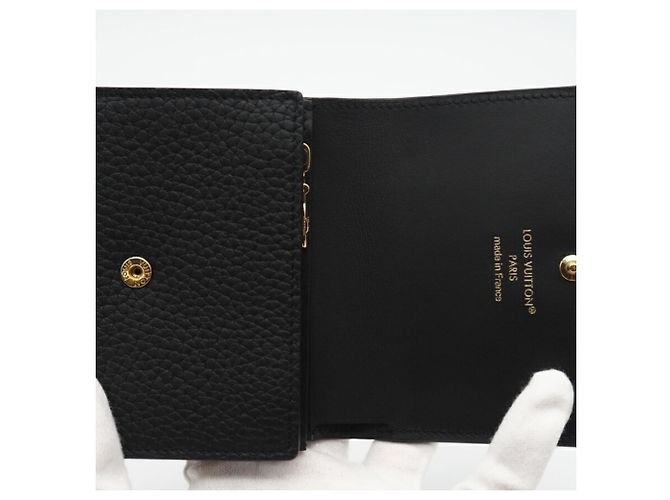 Billetera Tiny Capucines en Taurillon Louis Vuitton Negro - vista 9