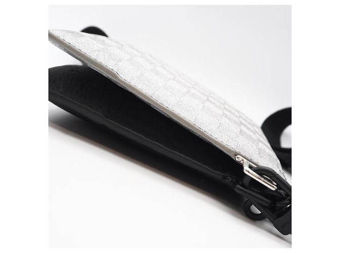 Pochette Trio Monogram Damier Glitter Taurillon NM M59682 di Louis Vuitton Nero Argento - vista 10