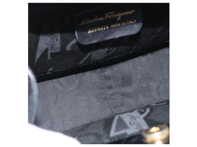 Borsa a mano Gancini in pelle nera e oro Salvatore Ferragamo Auth ARZ224 Nero D'oro - vista 16