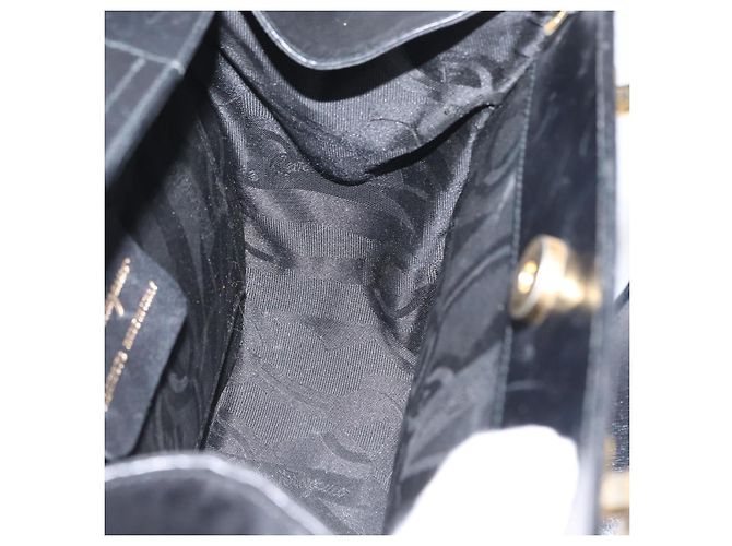 Borsa a mano Gancini in pelle nera e oro Salvatore Ferragamo Auth ARZ224 Nero D'oro - vista 17