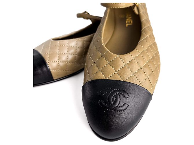 Timeless Chanel Ballerinas aus Kalbsleder mit gestepptem Cap-Toe in Bicolor Mehrfarben - Ansicht 9