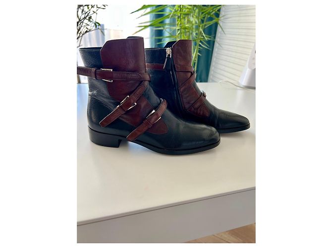 Botas de tornozelo de couro preto e marrom com fivela Prada - vista 2