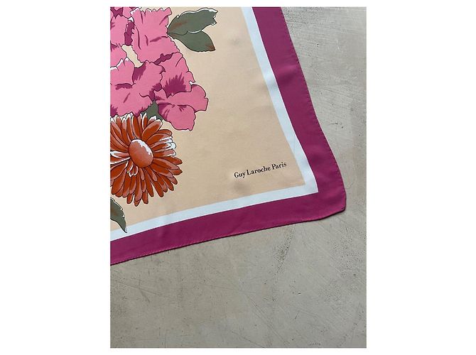 Maxi-Schal 80/90er Guy Laroche aus mehrfarbiger Seide mit Blumenmuster Pink Mehrfarben Beige Kamel - Ansicht 9