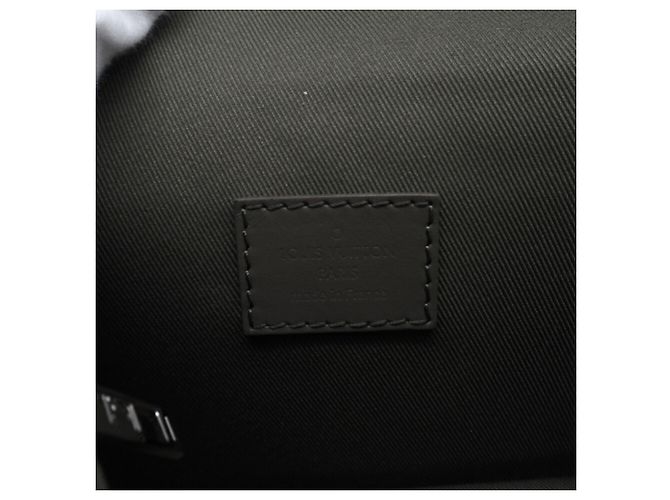 Borsa a spalla in pelle Taurillon khaki Louis Vuitton Cachi - vista 11