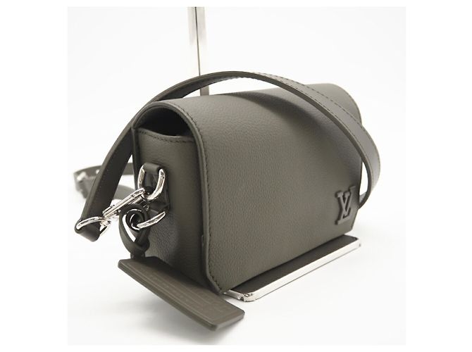 Borsa a spalla in pelle Taurillon khaki Louis Vuitton Cachi - vista 2