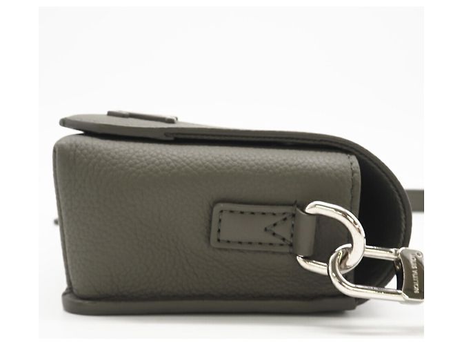 Borsa a spalla in pelle Taurillon khaki Louis Vuitton Cachi - vista 5