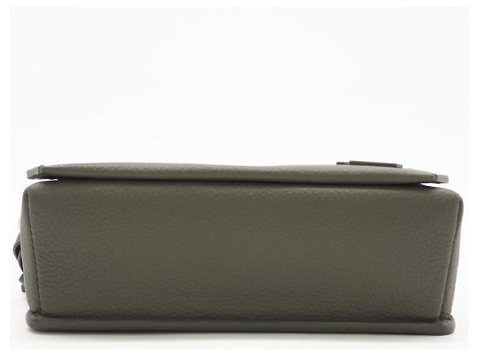 Borsa a spalla in pelle Taurillon khaki Louis Vuitton Cachi - vista 7