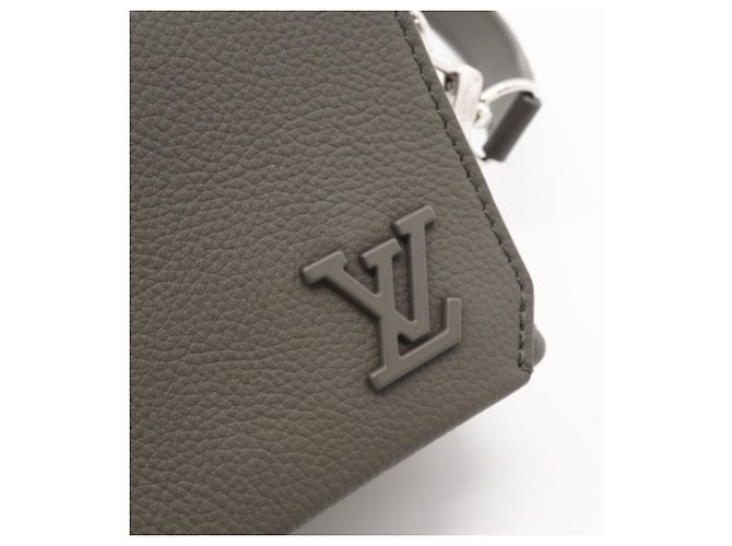 Borsa a spalla in pelle Taurillon khaki Louis Vuitton Cachi - vista 8
