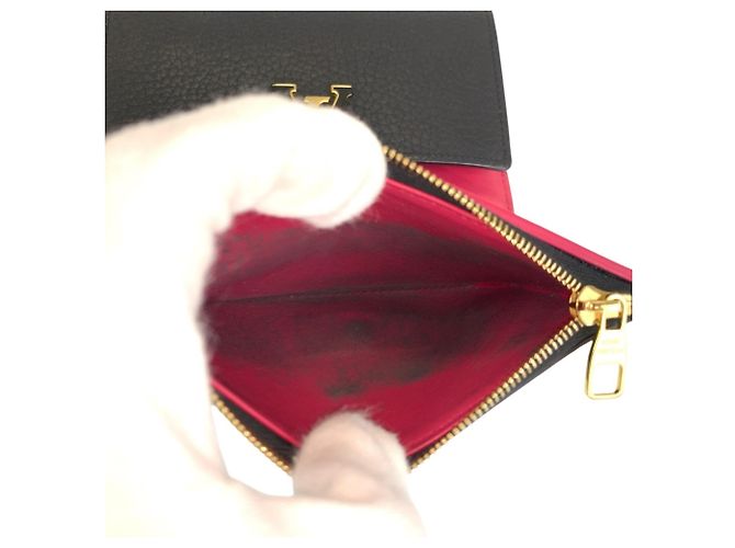 Cartera Capucines Compacta Louis Vuitton Negro Rosa - vista 9