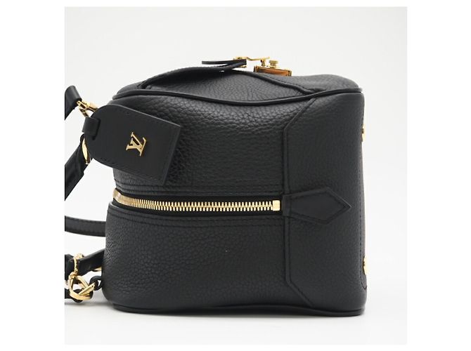 Borsa quadrata Taurillon Louis Vuitton M55334 Nero - vista 8