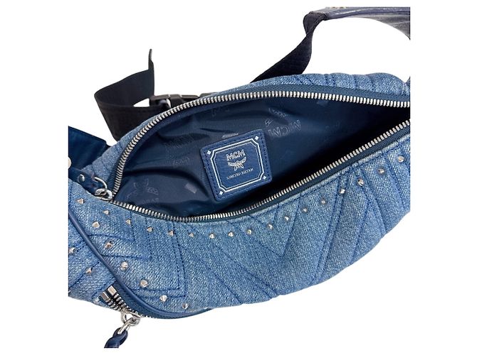 Bolsa sling em denim MCM com tachas acolchoadas Azul - vista 12