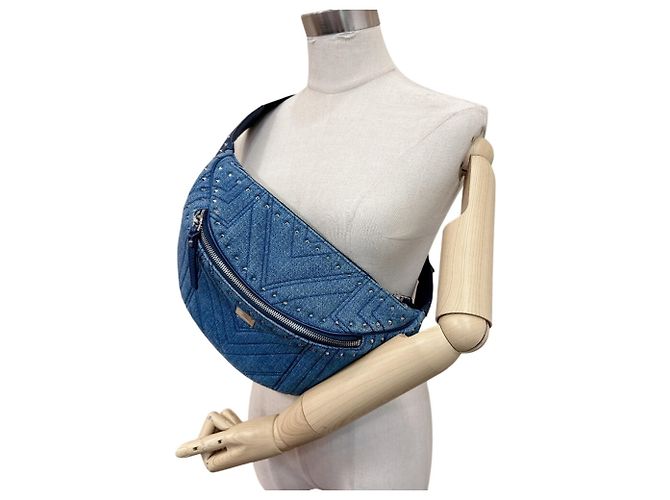 Bolsa sling em denim MCM com tachas acolchoadas Azul - vista 13