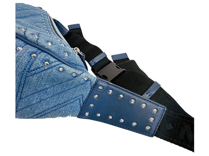 Bolsa sling em denim MCM com tachas acolchoadas Azul - vista 4
