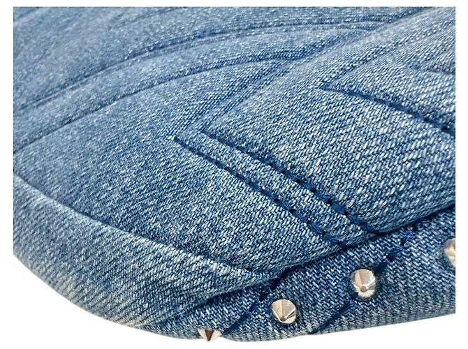 Bolsa sling em denim MCM com tachas acolchoadas Azul - vista 6