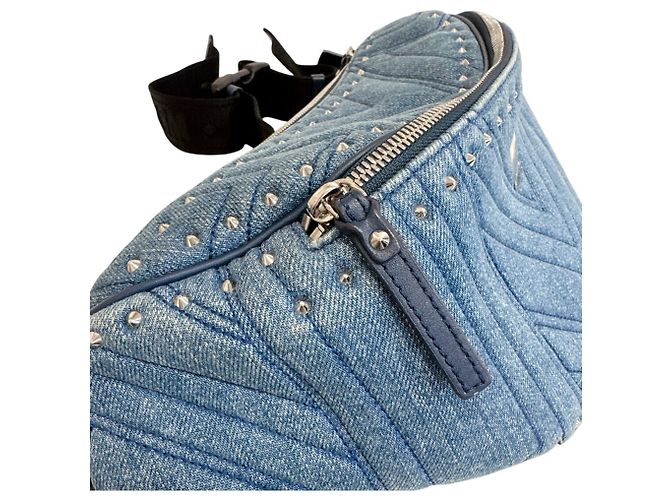 Bolsa sling em denim MCM com tachas acolchoadas Azul - vista 8