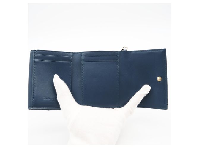 Christian Dior Lady Dior Tri-Fold Geldbörse aus blauer Lackleder - Ansicht 11