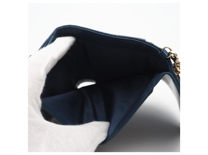 Christian Dior Lady Dior Tri-Fold Geldbörse aus blauer Lackleder - Ansicht 12