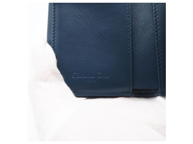 Christian Dior Lady Dior Tri-Fold Geldbörse aus blauer Lackleder - Ansicht 13