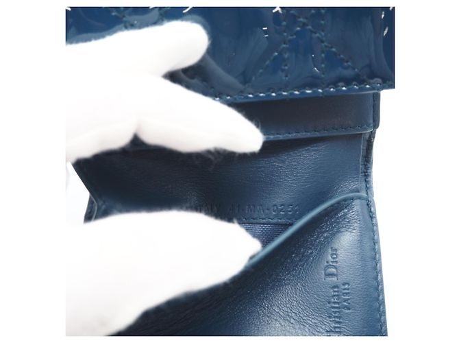 Christian Dior Lady Dior Tri-Fold Geldbörse aus blauer Lackleder - Ansicht 14