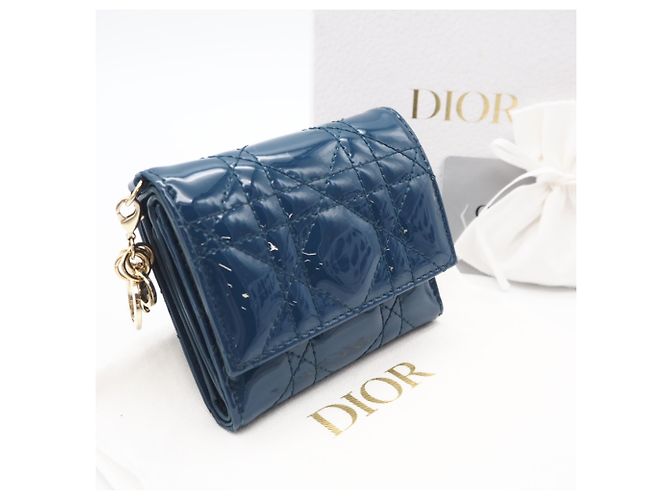 Christian Dior Lady Dior Tri-Fold Geldbörse aus blauer Lackleder - Ansicht 2