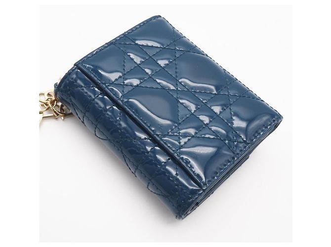 Christian Dior Lady Dior Tri-Fold Geldbörse aus blauer Lackleder - Ansicht 3