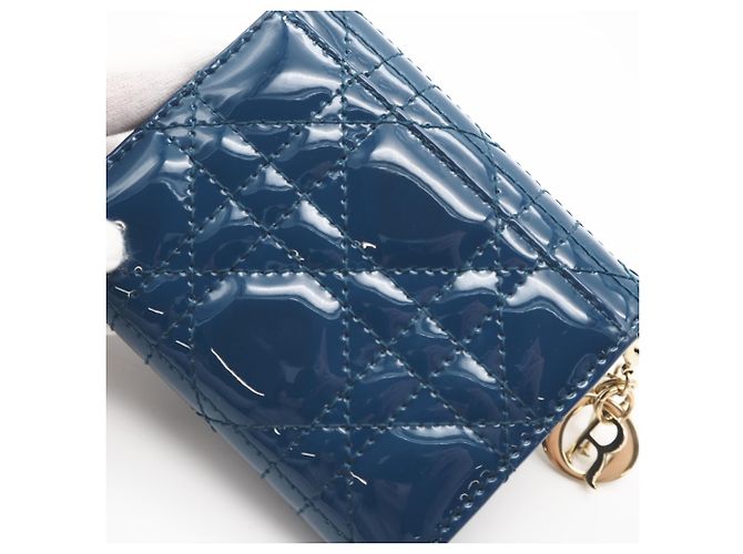 Christian Dior Lady Dior Tri-Fold Geldbörse aus blauer Lackleder - Ansicht 4