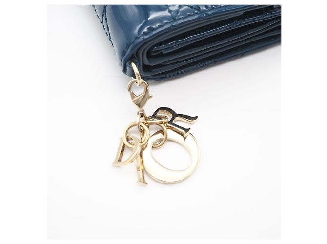 Christian Dior Lady Dior Tri-Fold Geldbörse aus blauer Lackleder - Ansicht 5