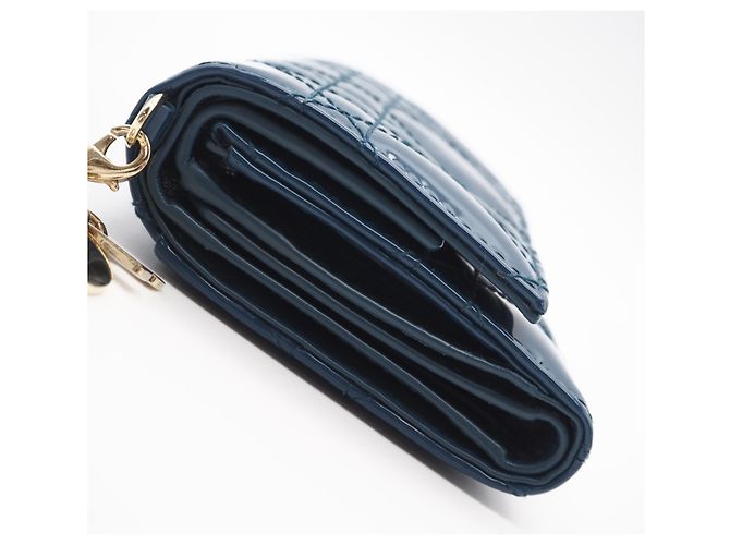 Christian Dior Lady Dior Tri-Fold Geldbörse aus blauer Lackleder - Ansicht 6