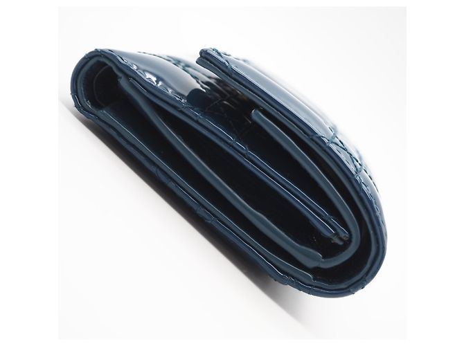 Christian Dior Lady Dior Tri-Fold Geldbörse aus blauer Lackleder - Ansicht 7